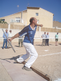 Miguel Hernández en uno de sus lanzamientos.