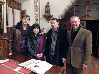 Firmando en el libro de honor