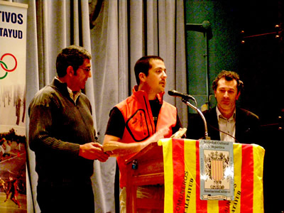 Comuneros que realizaron la cordada al Mont Blanc se dirigen al p&uacute;blico asistente.